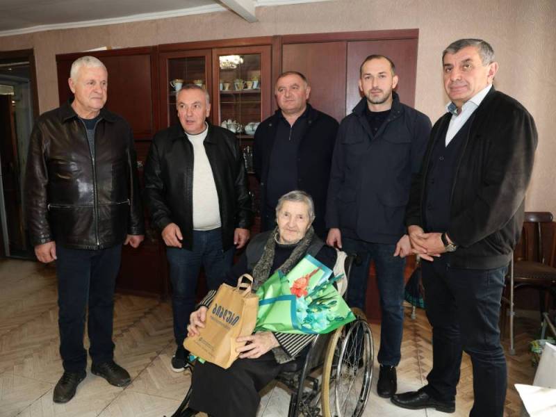 ცაგერის მუნიციპალიტეტის მერმა, ჭაბუკი ჭაბუკიანმა, დამსახურებულ პედაგოგს — ბაბუცა...